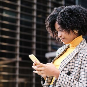 Business woman using her mobile phone outdoors.